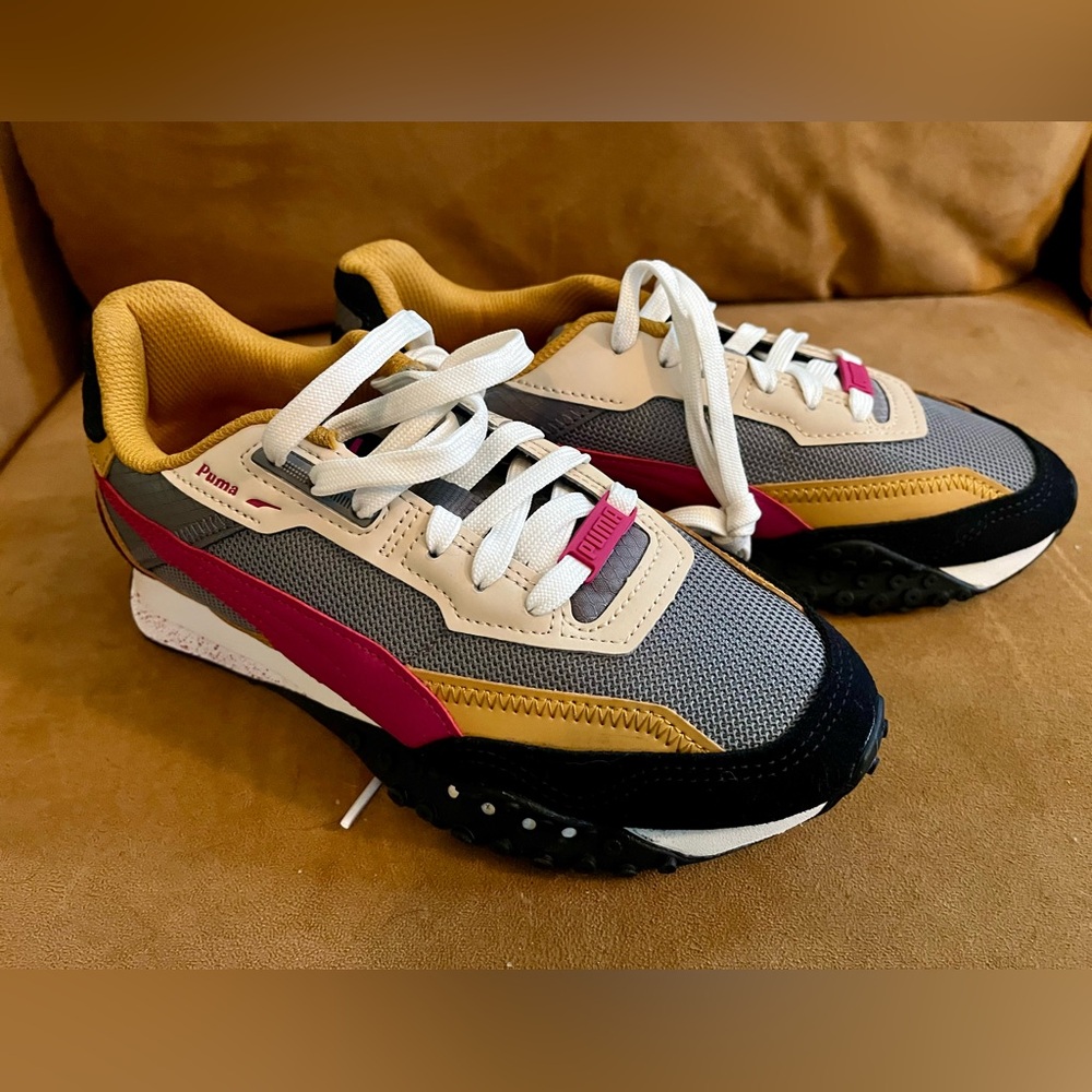 Girls Puma big kids size 5.5.  Never worn.